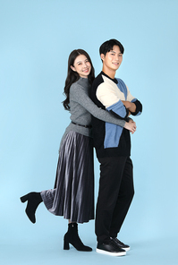 남성을 뒤에서 안고 있는 포즈 사진