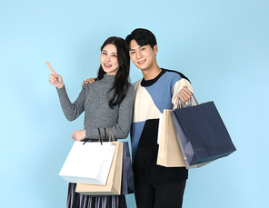 쇼핑백들고 쇼핑하고 있는 커플 사진