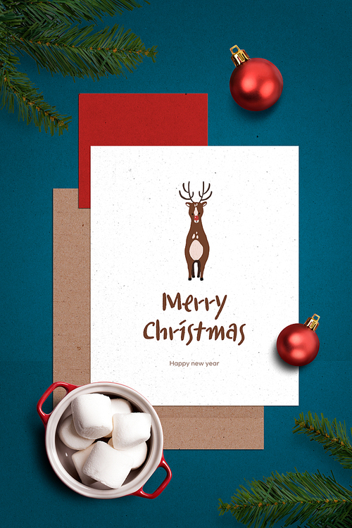 귀여운 사슴이 그려진 카드와 마시멜로우가 담긴 컵과 장식 볼이 있는 연말 초대장 비주얼