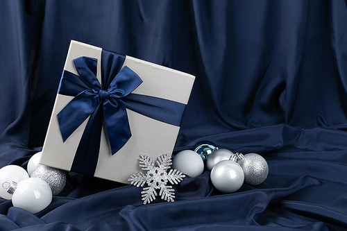 크리스마스 오브젝트_어두운 파란색 배경 선물상자 오너먼트 사진