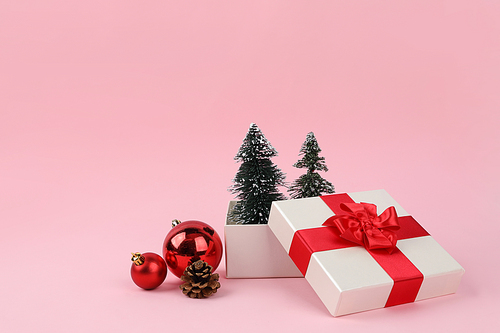 크리스마스 오브젝트_핑크색 배경 선물상자 크리스마스트리와 솔방울 오너먼트 사진