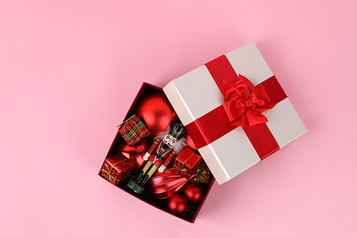 크리스마스 오브젝트_핑크색 배경 선물상자 호두까기인형 선물상자 오너먼트 사진