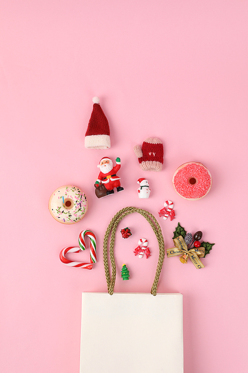 크리스마스 오브젝트_핑크색 배경 쇼핑백과 오브젝트 사진