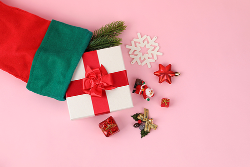 크리스마스 오브젝트_핑크색 배경 양말과 선물상자 오브젝트 사진
