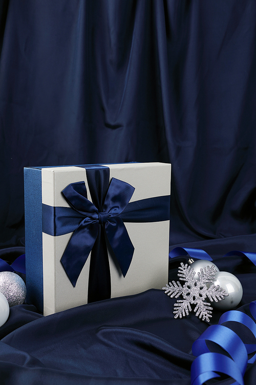 크리스마스 오브젝트_파란색 배경 선물상자와 리본 오너먼트 사진