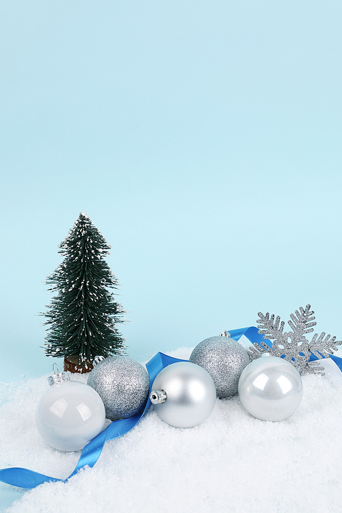 크리스마스 오브젝트_파란색 배경 크리스마트트리 오너먼트와 눈결정 리본 오브젝트 사진
