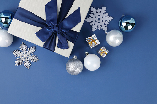 크리스마스 오브젝트_파란색 배경 선물상자와 리본 오너먼트 사진
