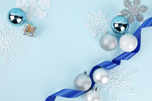 크리스마스 오브젝트_파란색 배경 오너먼트와 리본 눈결정 오브젝트 사진