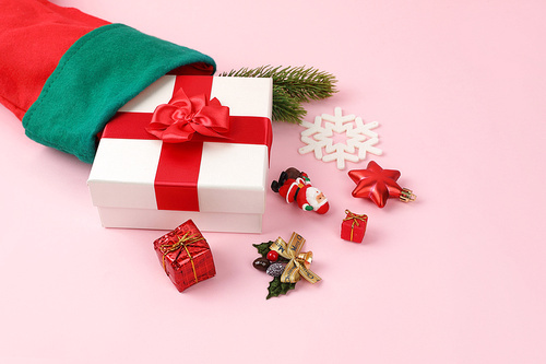 크리스마스 오브젝트_핑크색 배경 양말과 선물상자 오브젝트 사진