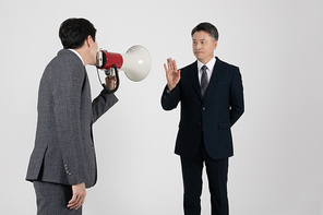 2인남성_확성기로 고함치는 장면