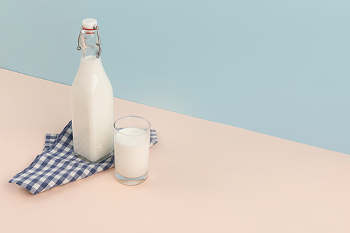 유제품_하늘색과 배경 우유병과 컵에 담긴 우유 사진