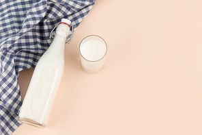 유제품_베이지색 배경 우유병과 컵에 담긴 우유 사진