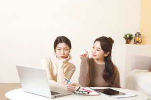 겨울실내일상_노트북으로 강의 듣고 있는 여성들 사진