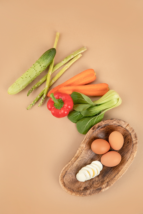 채식주의_달걀과 다양한 야채들
