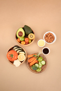채식주의_원형접시에 담긴 다양한 야채 및 과일들