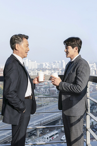 2인남성_커피들고 회사동료와 이야기하는 모습