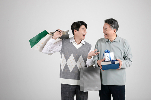 2인남성_쇼핑백과 선물상자 들고 있는 장면