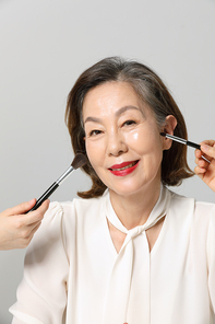 시니어여성_색조 화장과 화장품