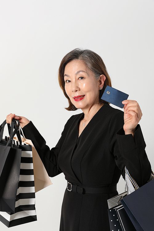 시니어여성_신용카드 쇼핑백들고 있는 중년여성 사진