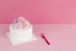 기념일오브젝트_케이크와 꽃 사진