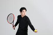 스포츠_라켓들고 있는 테니스 선수 사진