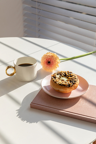 릴렉스_도넛과 커피 책 꽃 사진