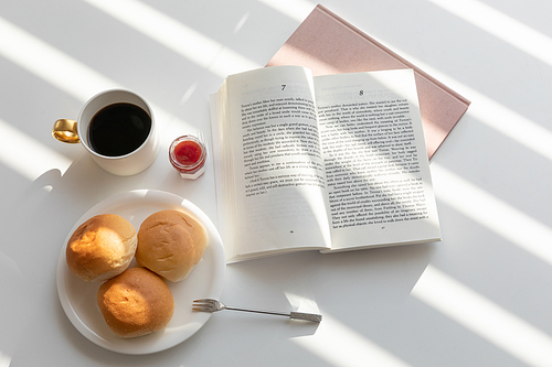 릴렉스_빵과 커피 향초 책 사진