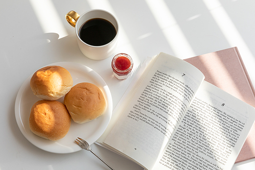 릴렉스_빵과 커피 향초 책 사진