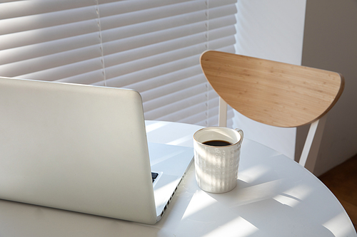 릴렉스_노트북과 커피 의자 사진