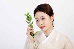 봄뷰티_한복입고 식물 들고 있는 여성 사진