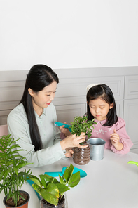 엄마와 딸_패트용품 재활용해 화분으로 사용하는 사진