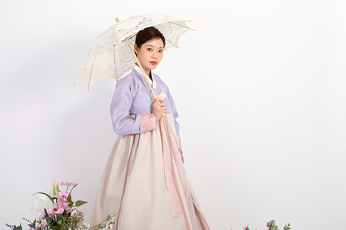 봄뷰티_한복입고 우산 들고 있는 여성 사진