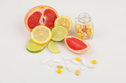 건강보조식품_과일과 알약