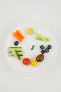 건강보조식품_접시에 담긴 채소와 알약