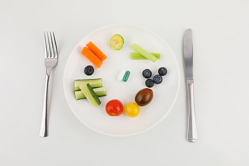 건강보조식품_접시에 담긴 채소와 알약