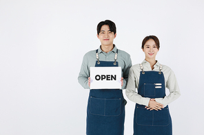 2인청년_오픈 패널 들고 있는 청년들 사진 이미지