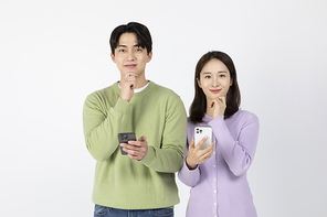 2인청년_스마트폰 들고 있는 청년들 사진 이미지