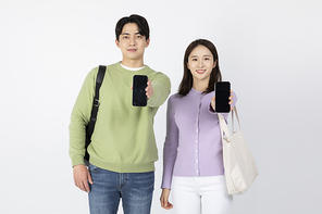 2인청년_스마트폰 들고 있는 청년들 사진 이미지