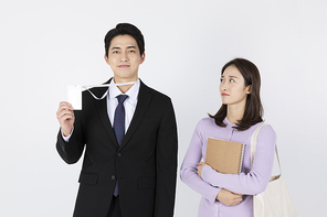 2인청년_취업한 청년 부러워하는 다른 청년 사진 이미지