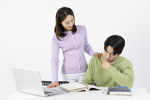 2인청년_좌절하는 청년 위로해주는 사진 이미지