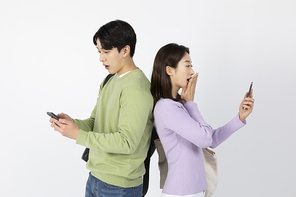 2인청년_스마트폰 보며 놀라는 청년들 사진 이미지