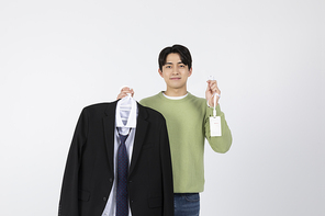 2인청년_정장과 사원증 들고 면접 준비하는 청년 사진 이미지