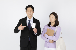 2인청년_취업한 청년 부러워하는 다른 청년 사진 이미지