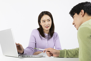 2인청년_서로 공부 알려주는 청년들 사진 이미지