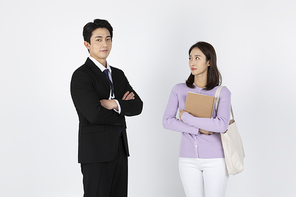 2인청년_취업한 청년 부러워하는 다른 청년 사진 이미지