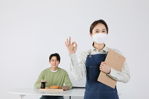 2인청년_마스크 쓰고 오케이 손동작 하는 사장 사진 이미지