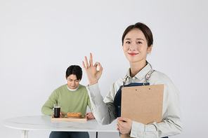 2인청년_오케이 손동작 하고 있는 사장 사진 이미지