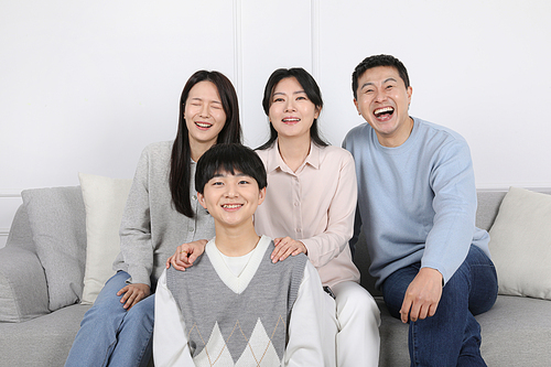 나의가족_재미있는 TV장면을 보고 웃고있는 가족 사진 이미지