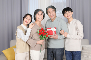 나의가족_선물상자와 꽃든 사진 이미지