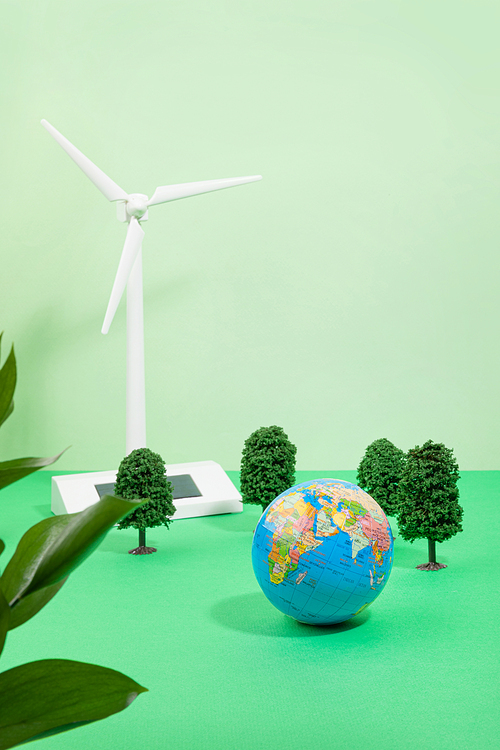 환경보호_지구본과 풍력발전 모형나무 사진
